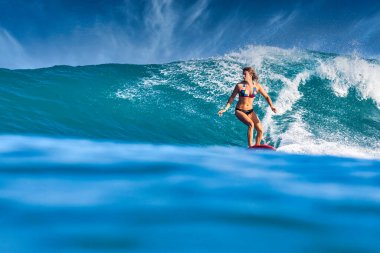 Mavi dalgada dişi sörfçü