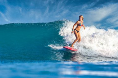 Mavi dalgada dişi sörfçü