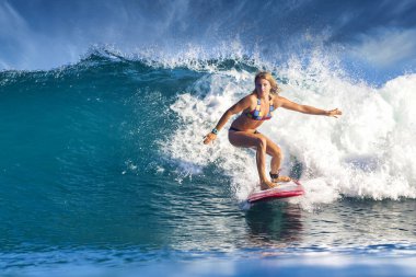 Mavi dalgada dişi sörfçü