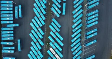 Mavi otobüslerle dolu otoparkın havadan görüntüsü