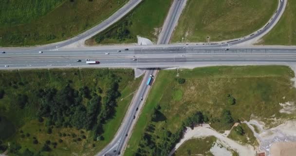 Vue aérienne des voitures sur les routes de survol — Video