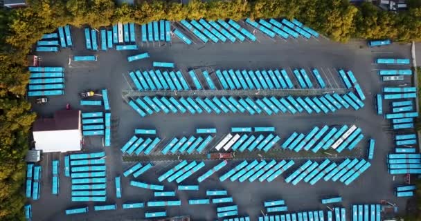 Luftaufnahme eines mit blauen Bussen gefüllten Parkplatzes — Stockvideo