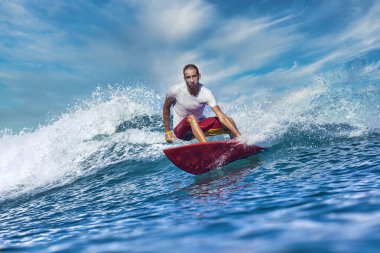 Mavi dalgada erkek sörfçü