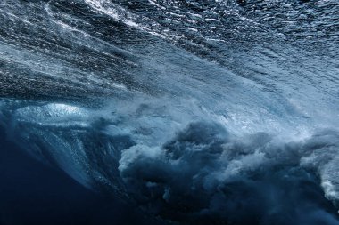Okyanus dalgası, sualtı görüntüsü.