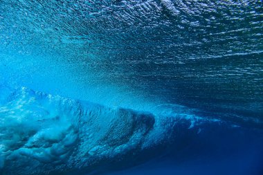 Okyanus dalgası, sualtı görüntüsü.