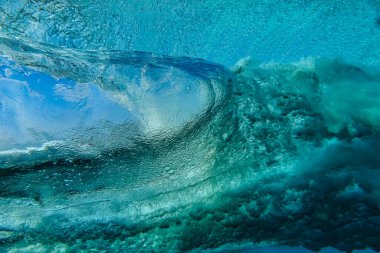 Okyanus dalgası, sualtı görüntüsü.