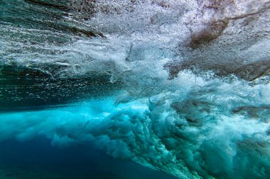 Okyanus dalgası, sualtı görüntüsü.