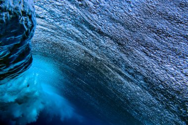 Okyanus dalgası, sualtı görüntüsü.