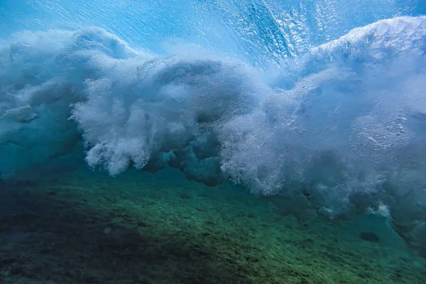 海の波水中で撃たれた — ストック写真