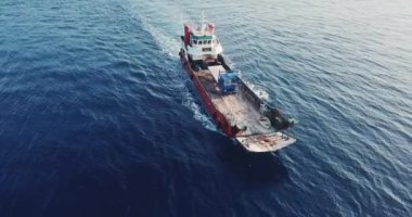 Tek bir kamyonu taşıyan mavna görüntüsü