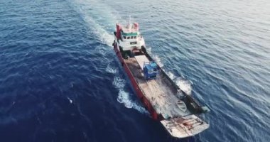 Tek bir kamyonu taşıyan mavna görüntüsü