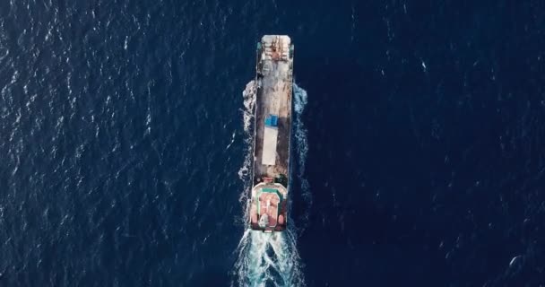 Vista aérea da barcaça de transporte único caminhão — Vídeo de Stock