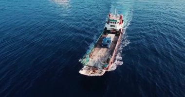 Tek bir kamyonu taşıyan mavna görüntüsü