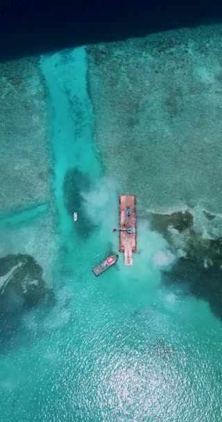 浮遊プラットフォーム上の極を扱う地球の動きの空中ビュー — ストック動画