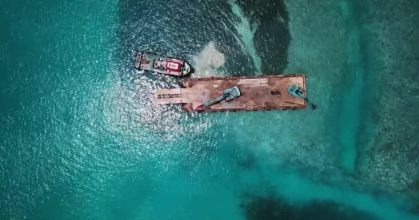 Vista aérea de los motores de tierra manejando postes en plataforma flotante — Vídeos de Stock