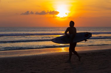 günbatımı zaman sörfçü