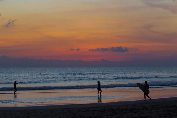 Surfer ที่ Sunset Time — ภาพถ่ายสต็อก