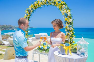 düğün töreninde tropik sahil şeridi