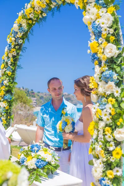 Ślub w linii tropikalne wybrzeże — Zdjęcie stockowe