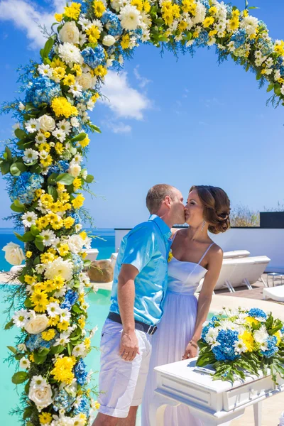 Cérémonie de mariage sur la côte tropicale — Photo