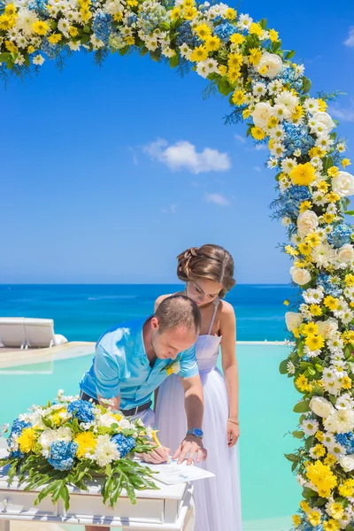 Cerimônia de casamento na linha da costa tropical — Fotografia de Stock