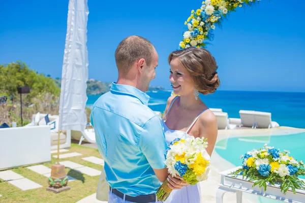 Cérémonie de mariage sur la côte tropicale — Photo