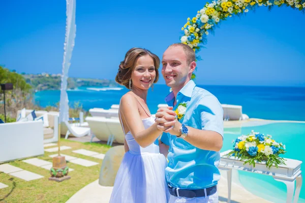 Cerimônia de casamento na linha da costa tropical — Fotografia de Stock