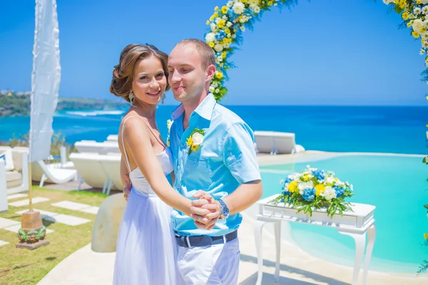 Cérémonie de mariage sur la côte tropicale — Photo