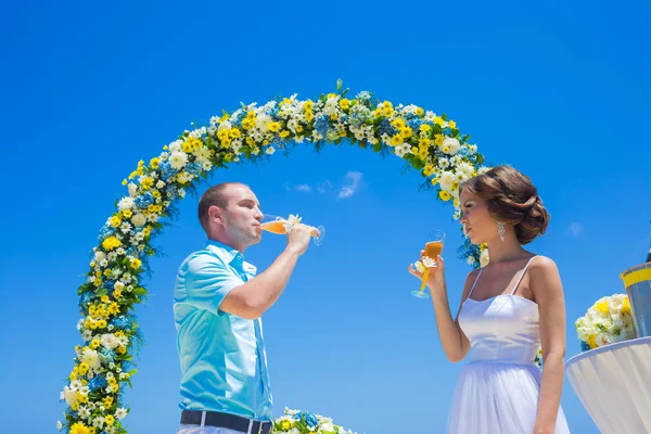 Cerimonia nuziale sulla costa tropicale — Foto Stock