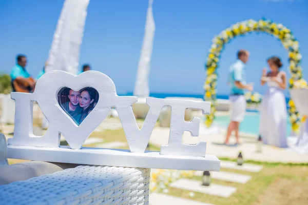 Cerimônia de casamento na linha da costa tropical — Fotografia de Stock