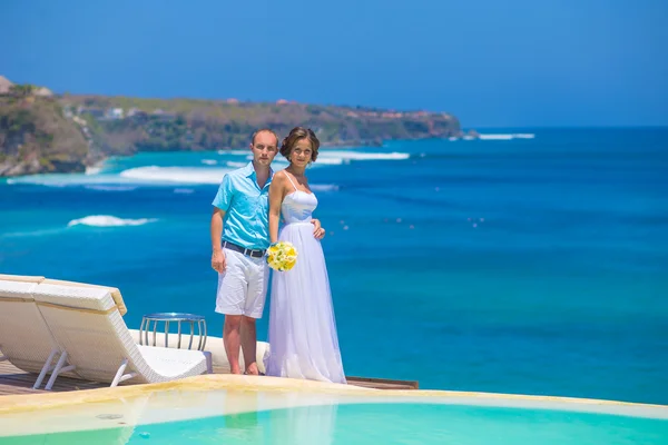 Ceremonia de boda en la línea de costa tropical — Foto de Stock