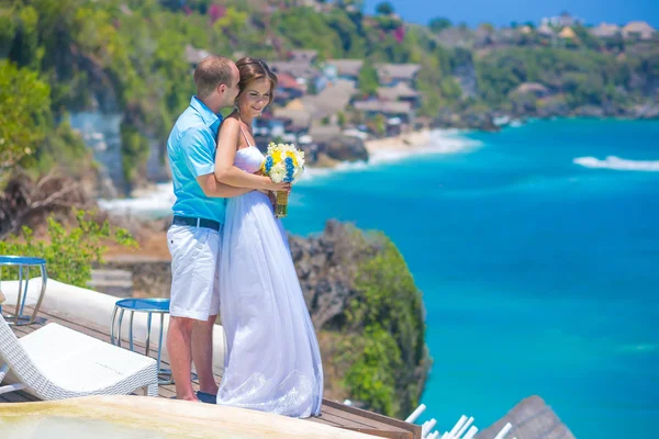 Ceremonie van het huwelijk bij de tropische kustlijn — Stockfoto