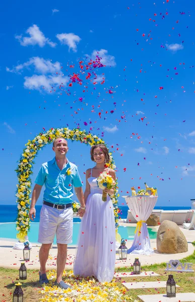 Hochzeitszeremonie an der tropischen Küste — Stockfoto