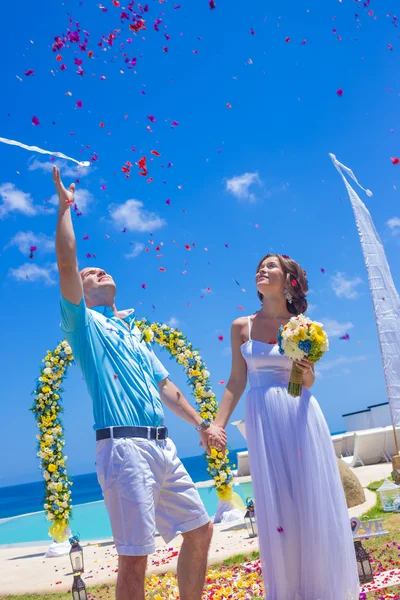 Svatební obřad na řádku tropické pobřeží — Stock fotografie