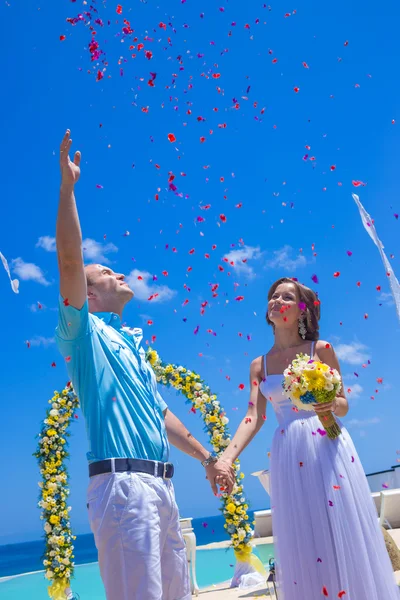 Свадебная церемония на Тропической береговой линии — стоковое фото