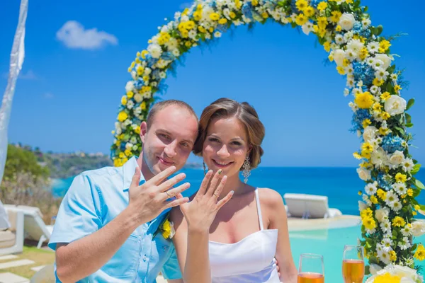 Ślub w linii tropikalne wybrzeże — Zdjęcie stockowe