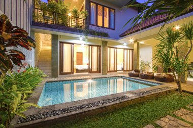 tropikal villa havuzlu.