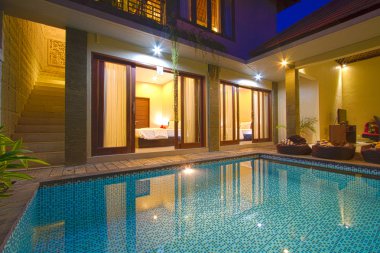 tropikal villa havuzlu.