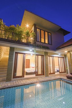 tropikal villa havuzlu.