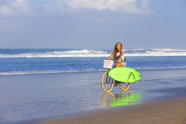 Surfer κορίτσι με ένα ποδήλατο — Stockfoto