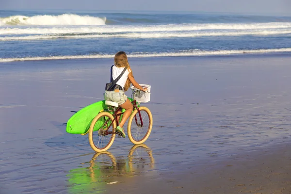 Surfer κορίτσι με ένα ποδήλατο — Stockfoto