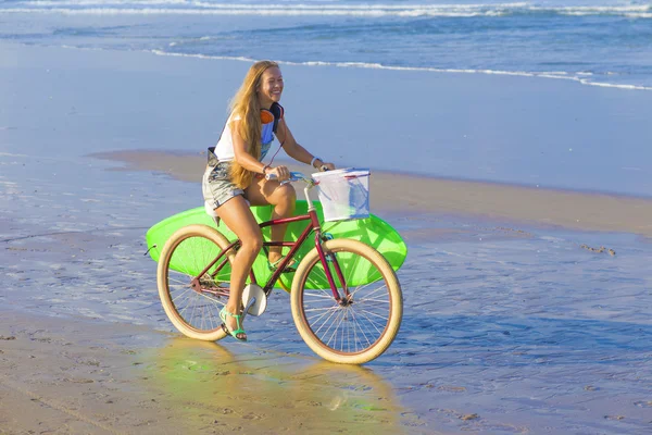 Surfista ragazza con una bicicletta — Foto Stock