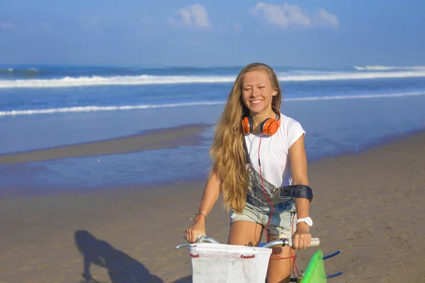 Sörfçü kız bir bisiklet ile — Stok fotoğraf