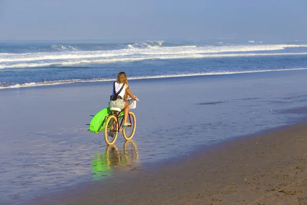Surfer pige med en cykel - Stock-foto