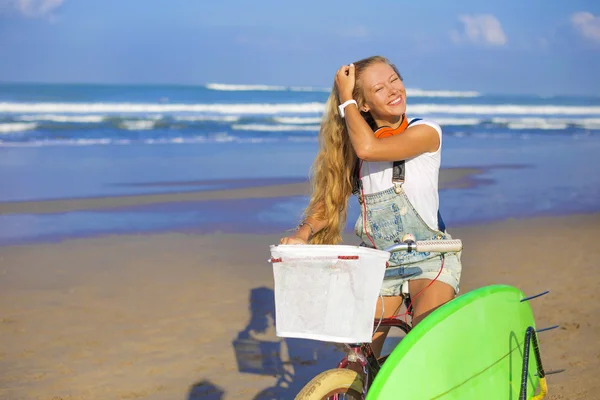Surfer κορίτσι με ένα ποδήλατο — Stockfoto