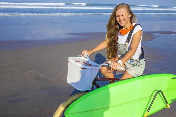 Surfer fată cu o bicicletă — Fotografie, imagine de stoc