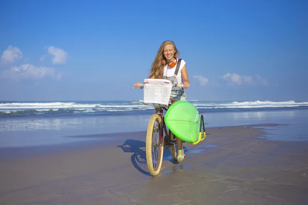 冲浪女孩用一辆自行车 — 图库照片