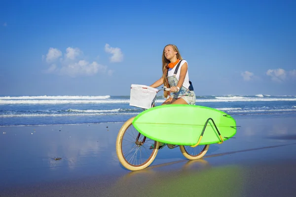 Девушка-серфер с велосипедом — стоковое фото
