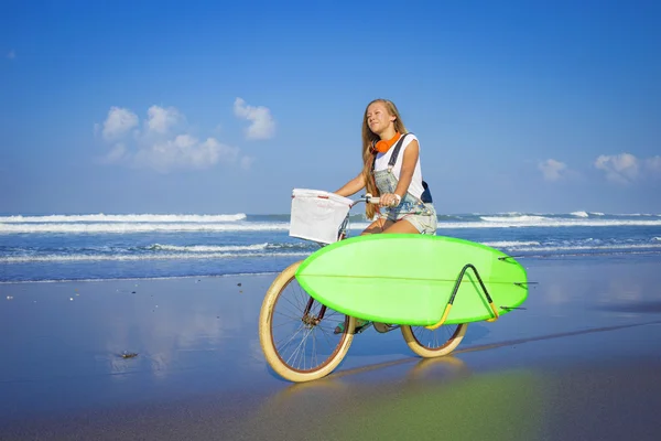 Surfista menina com uma bicicleta — Fotografia de Stock