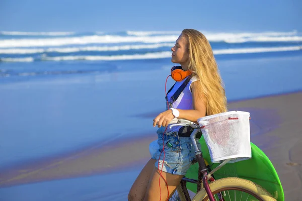 Surfista menina com uma bicicleta — Fotografia de Stock